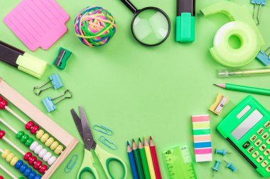 Yeşil Arka Plan Okul Aksesuarları, Düz Lay, Okula Dönüş