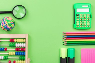 Geri Okul Yeşil Arka Plan cadı Ofis Malzemeleri, Düz Lay