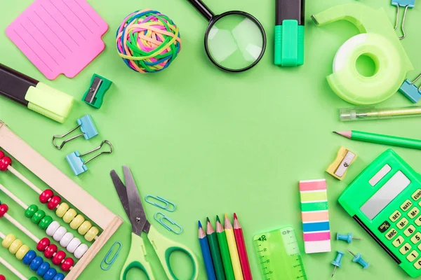 Acessórios da escola no fundo verde, leigos planos, de volta à escola — Fotografia de Stock