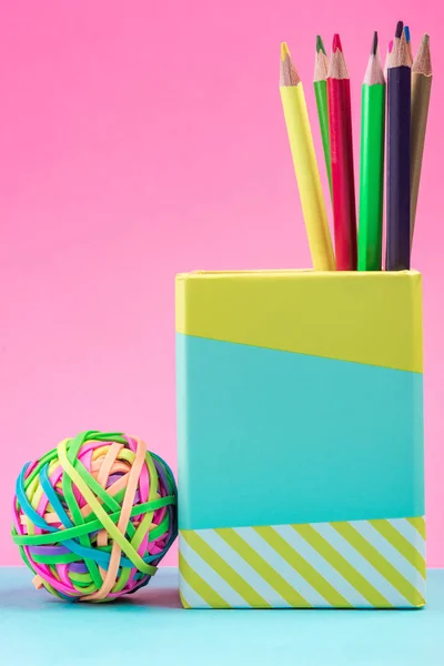 Material escolar ou de escritório e bola de borracha, cores pastel , — Fotografia de Stock