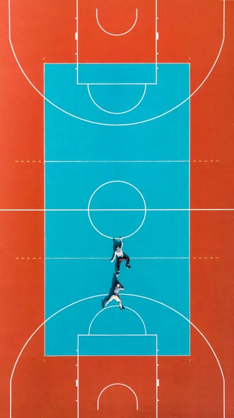 バスケットボールコートライン、創造的で面白い病気からぶら下がる男性 — ストック写真
