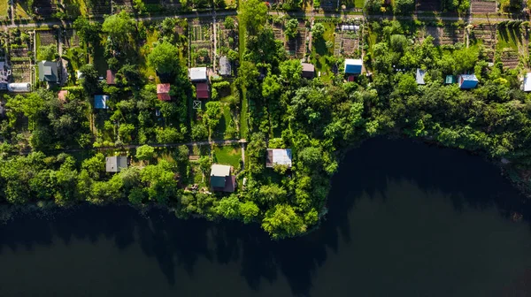 Pequeño jardín de parcela en el borde del lago en tarnow, Polonia, aéreo Drone V — Foto de Stock