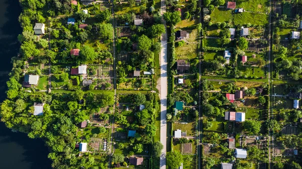Pequenos jardins ecológicos da parcela da cidade na borda do lago, aéreo — Fotografia de Stock