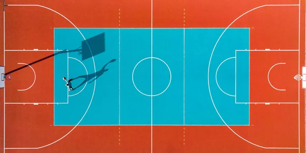 男プレイバスケットボール、創造的な空中トップダウンドローンビュー — ストック写真
