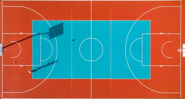 バスケットボール屋外コート上の創造的な空中ビュー — ストック写真