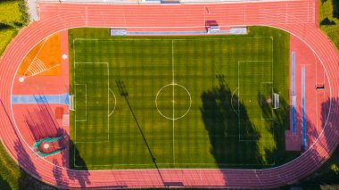 Atletik stadyum ve futbol çim saha, havadan yukarıdan aşağıya görünümü