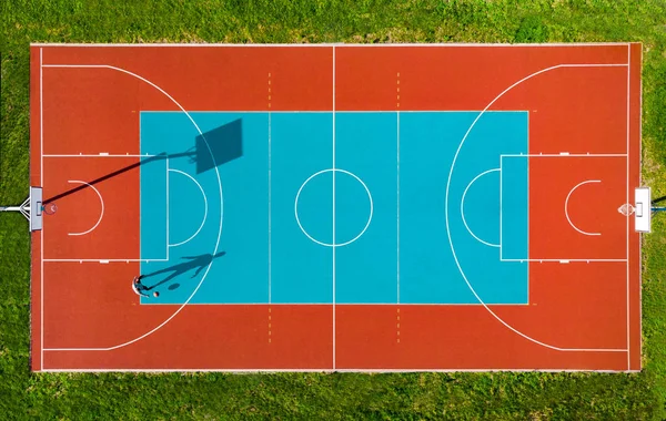 屋外コートでバスケットボールをプレイする男、創造的な空中ドローンのイマジ — ストック写真