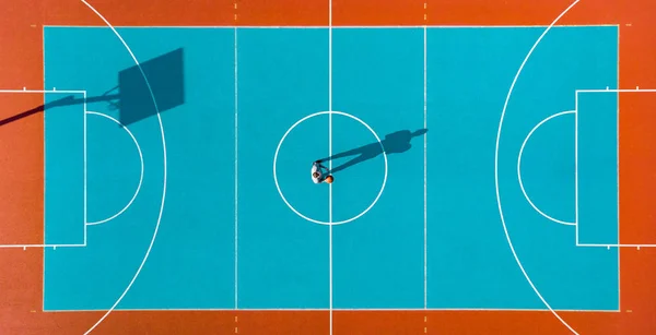 バスケットボール選手、バスケットボールコートの長い影、クリエイティブVi — ストック写真