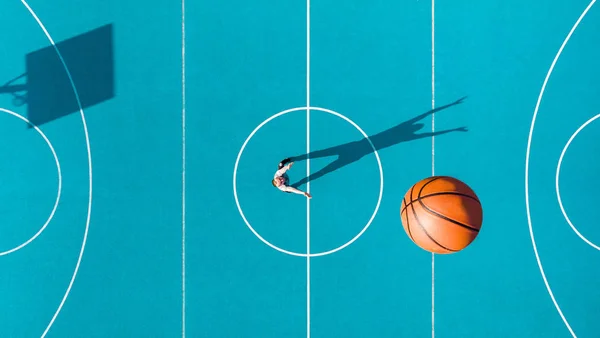 バスケットボール選手、バスケットボールコートの長い影、クリエイティブVi — ストック写真