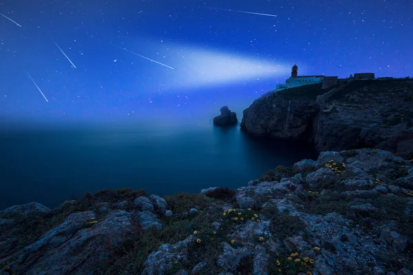 Perseiden-Meteorschauer am Leuchtturm de sao vicente, Algarve, Por — Stockfoto
