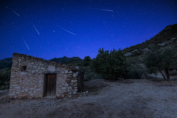 西班牙乡村住宅上空的流星雨 — 图库照片