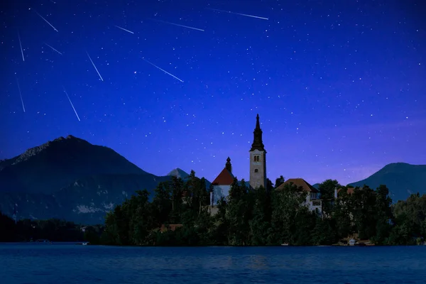 Perseid MEteor Duche sobre Bled Lake na Eslovénia — Fotografia de Stock