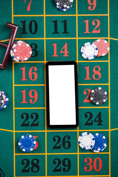 Онлайн гра в рулетку казино. Мобільний телефон пристрій Білий екран Mo — стокове фото