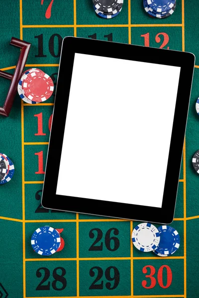Білий екран планшет на столі рулетки. онлайн казино Mockup — стокове фото