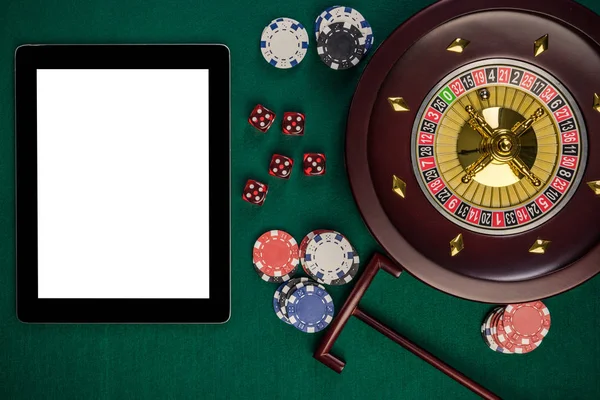 Планшетний пристрій Білий екран з пов'язаними елементами казино. Азартні ігри M — стокове фото
