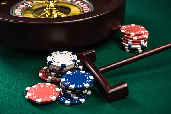 Yeşil Keçe Casino Chips ile Ahşap Rulet — Stok fotoğraf