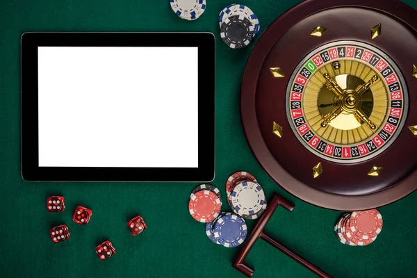 Планшетний пристрій Білий екран з пов'язаними елементами казино. Азартні ігри M — стокове фото