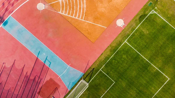 Stadion atletik dan lapangan sepak bola rumput, udara atas pandangan bawah — Stok Foto