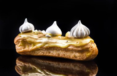 Fransız Artisan Eclair Üzerinde Siyah Yansıtıcı Arka Plan, Kopya Alanı