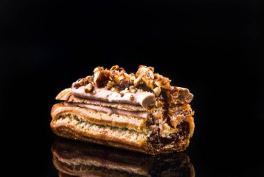 Fransız Artisan Eclair Üzerinde Siyah Yansıtıcı Arka Plan, Kopya Alanı