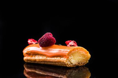 Fransız Artisan Eclair Üzerinde Siyah Yansıtıcı Arka Plan, Kopya Alanı