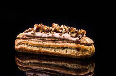 Fransız Artisan Eclair Üzerinde Siyah Yansıtıcı Arka Plan, Kopya Alanı