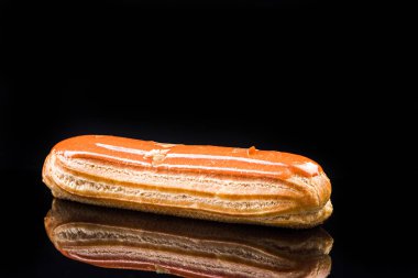 Fransız Artisan Eclair Üzerinde Siyah Yansıtıcı Arka Plan, Kopya Alanı