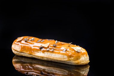 Fransız Artisan Eclair Üzerinde Siyah Yansıtıcı Arka Plan, Kopya Alanı
