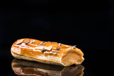 Fransız Artisan Eclair Üzerinde Siyah Yansıtıcı Arka Plan, Kopya Alanı