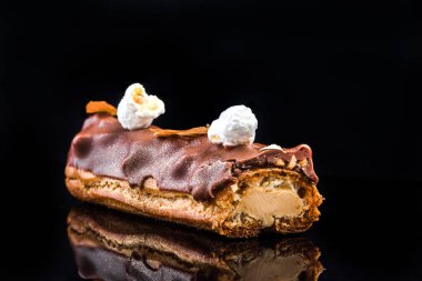 Fransız Artisan Eclair Üzerinde Siyah Yansıtıcı Arka Plan, Kopya Alanı