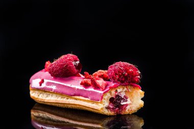 Fransız Artisan Eclair Üzerinde Siyah Yansıtıcı Arka Plan, Kopya Alanı