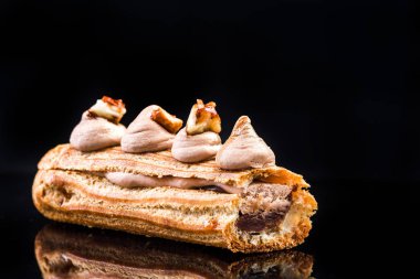 Fransız Artisan Eclair Üzerinde Siyah Yansıtıcı Arka Plan, Kopya Alanı