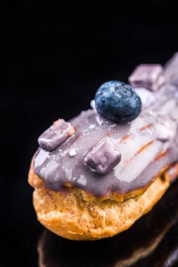 Fransız Artisan Eclair Üzerinde Siyah Yansıtıcı Arka Plan, Kopya Alanı