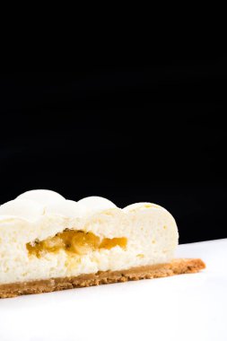 Siyah Yansıtıcı Üzerinde Artisan Monoportion Pastane Tatlı Kek 