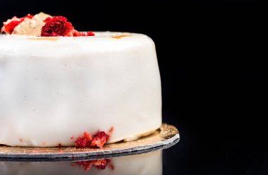 Siyah Yansıtıcı Üzerinde Artisan Monoportion Pastane Tatlı Kek 