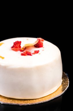 Siyah Yansıtıcı Üzerinde Artisan Monoportion Pastane Tatlı Kek 