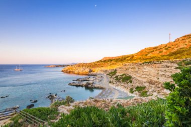 Rodos Adası'nda Pebble Beach ve Cliffs üzerinde Güzel Sunrise,