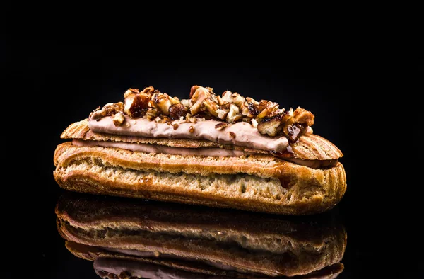 French Artisan Eclair on Black Reflective Background,Copy Space — Stock Photo, Image