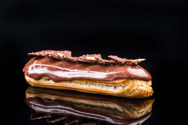 French Artisan Eclair on Black Reflective Background,Copy Space — Stock Photo, Image