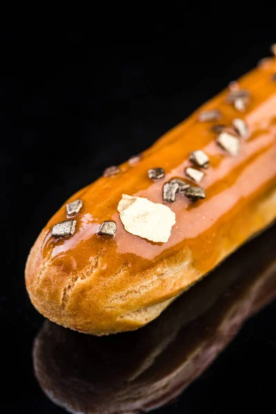 French Artisan Eclair on Black Reflective Background,Copy Space — Stock Photo, Image