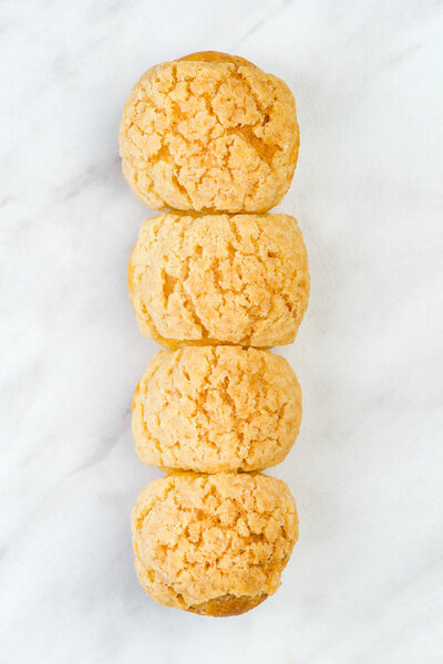 Ремесленный французский эклер, украшенный белым мрамором
