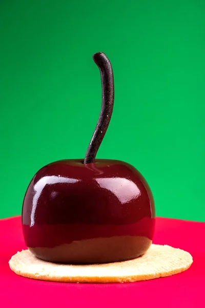 Bolo de sobremesa artesanal Monoportion Patisserie em Backgrou colorido — Fotografia de Stock