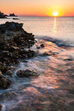 Rodos'taki Rocky Beach'te gün doğumu, Yunanistan