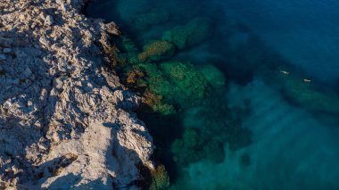 Mavi Su ve Rocky Beach, Yukarıdan Aşağıya Görünüm, İnsanlar Denizde Yüzer