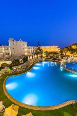 Sunrise'da Aydınlatılmış Yüzme Anketi ile Lüks Otel Resort