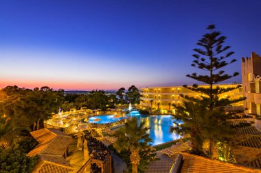 Sunrise'da Aydınlatılmış Yüzme Anketi ile Lüks Otel Resort