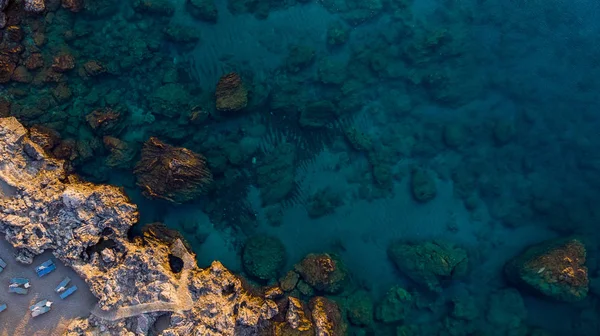 Tajná pláž na skalnatém pobřeží a modré vodě, řecký ostrov, Drone — Stock fotografie