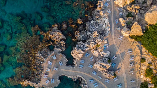 Tajná pláž na skalnatém pobřeží a modré vodě, řecký ostrov, Drone — Stock fotografie