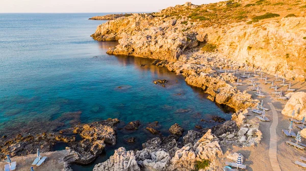 Bella spiaggia all'alba, Blue Sea Water e Rocky Shore, Gree — Foto Stock