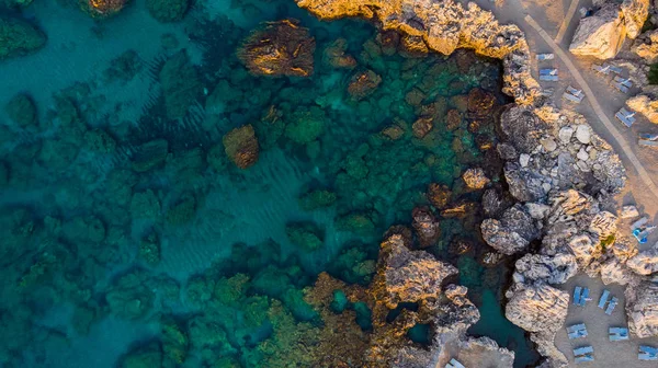 Nádherná pláž v modrém Středozemním moři v Řecku, letecká střecha — Stock fotografie